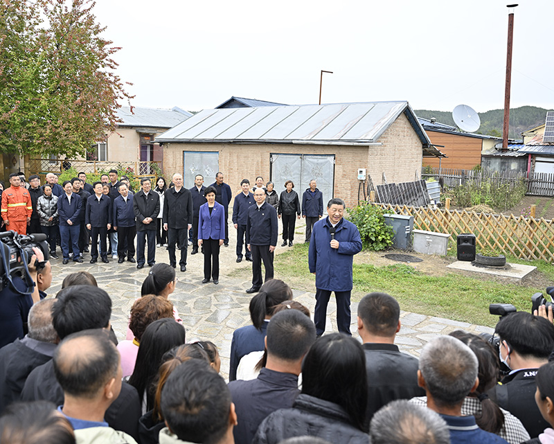 9月6日至8日，中共中央總書記、國(guó)家主席、中央軍委主席習(xí)近平在黑龍江考察。這是6日下午，習(xí)近平在大興安嶺地區(qū)漠河市北極村考察時(shí)，同當(dāng)?shù)厝罕娪H切交流。