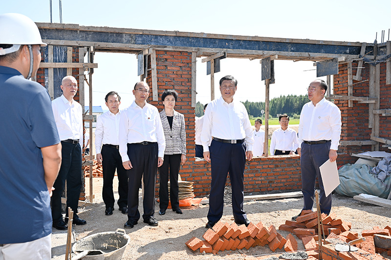 9月6日至8日，中共中央總書記、國(guó)家主席、中央軍委主席習(xí)近平在黑龍江考察。這是7日上午，習(xí)近平在遭受洪澇災(zāi)害的哈爾濱尚志市老街基鄉(xiāng)龍王廟村，察看水毀房屋重建情況。